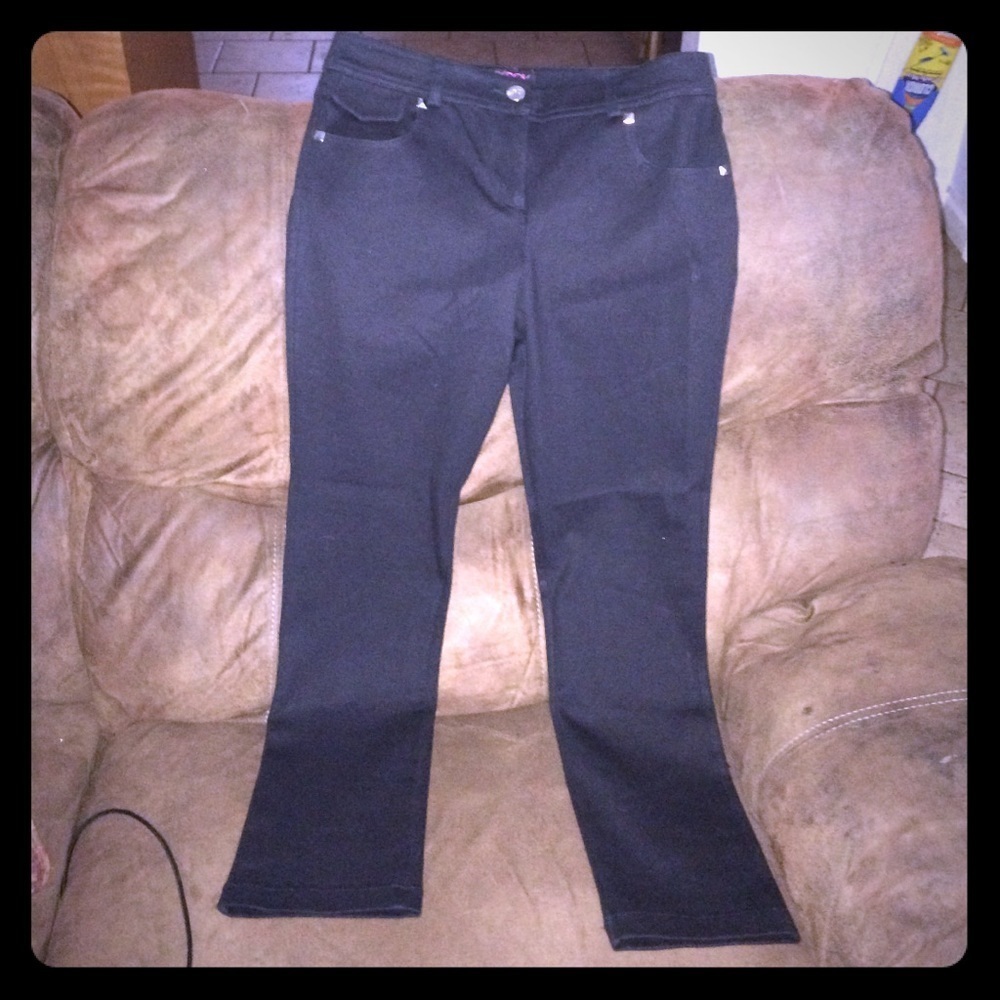 Black stretch pants NWT. Women's size 7-9 capris.